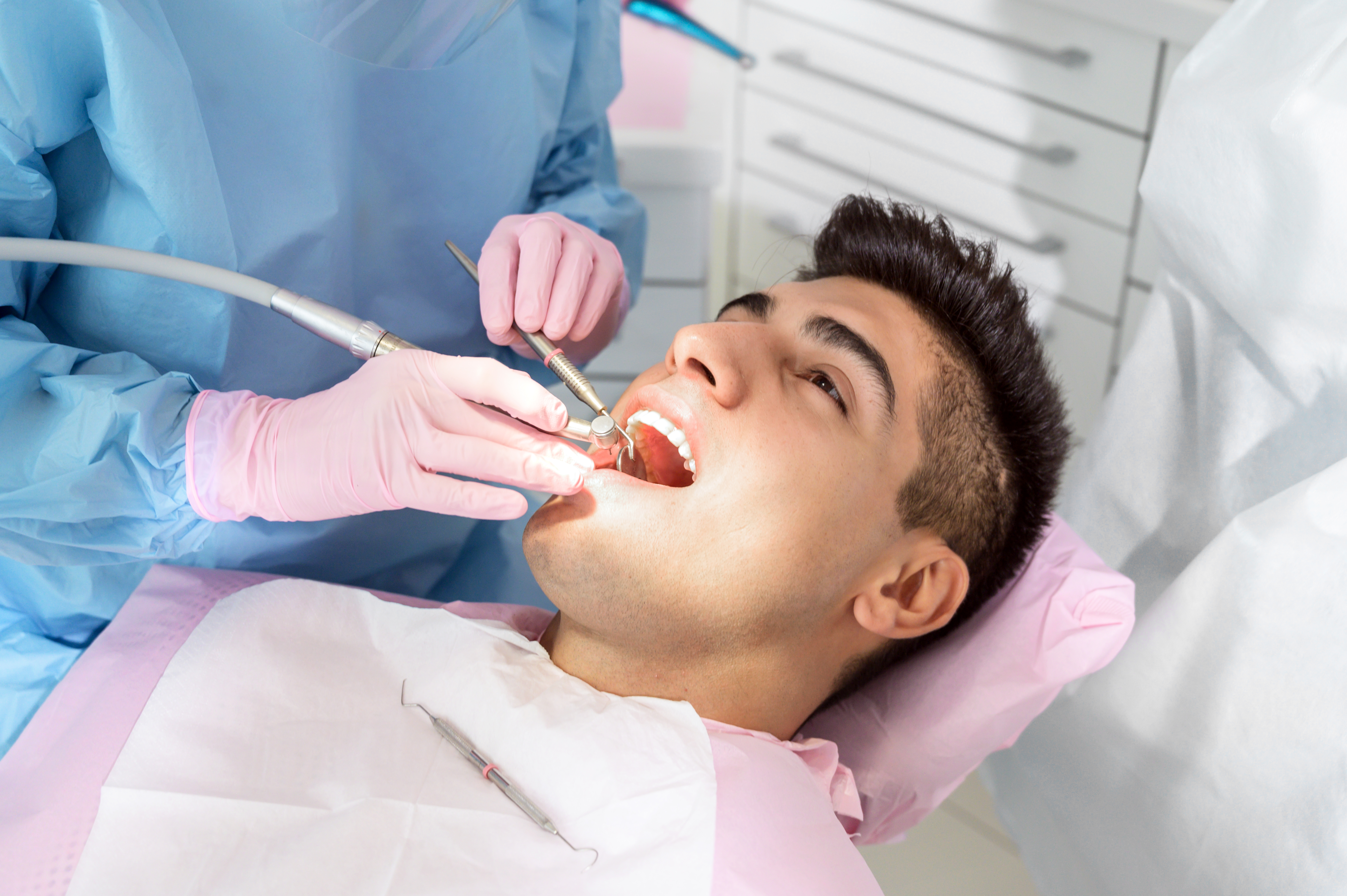 تلقي العلاج — تنظيف احترافي تحت اللثة